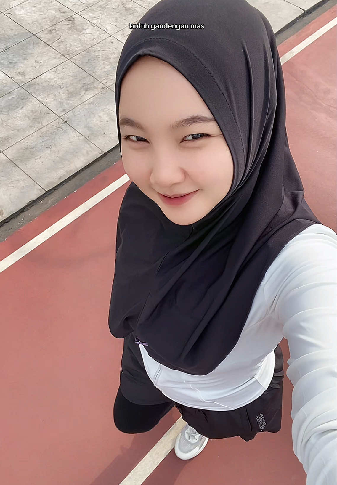 Aku yg pertama kali jalan pagi🤭