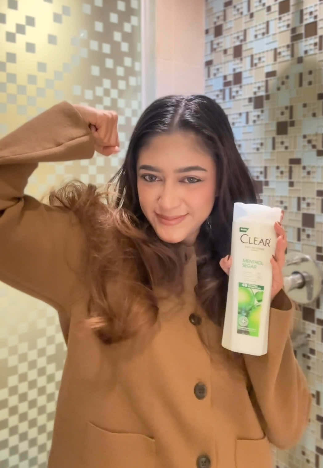 BANGUN - CLEAR - JADI KUAT pake @clearindonesia shampoo kulit kepala jadi tahan banting & bebas ketombe! #CLEARloop #CLEARlytahanbanting #CLEAR