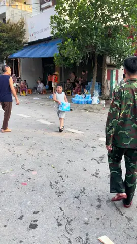 Bác Hồ đã dạy: “ Tuổi nhỏ làm việc nhỏ, tuỳ theo sức của mình “. Đây là hình ảnh cậu bé đang giúp vận chuyển hàng hoá, nhu yếu phẩm cho nhân dân đang bị ảnh hưởng bởi cơn bão số 11 tại xã Tiên Lục, tỉnh Bắc Ninh❤️