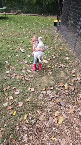 this girl and her chickens 🐔 