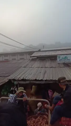 အောက်စျေးအခြေနေတချက်ရှိုးကားလမ်း​တွေပိတ်😑      . #