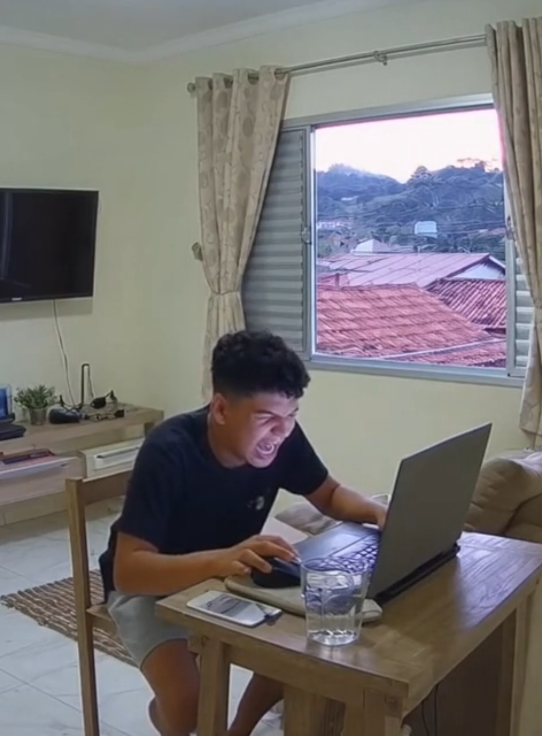 Slk, o muleque quebrou o notebook! 🤣 #meme #miguel #sora #ia 