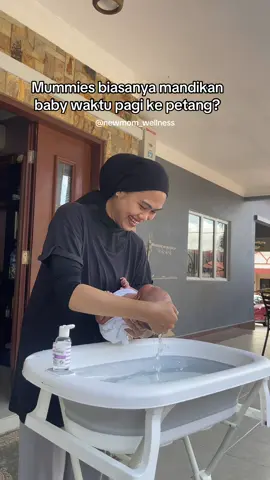 Mandikan bayi adalah salah satu rutin penting dalam penjagaan harian bayi. Ia bukan sahaja untuk kebersihan, tetapi juga membantu bayi rasa segar, selesa, dan boleh jadi waktu bonding antara ibu bapa dan anak. Bayi yang baru lahir (newborn) tak perlu dimandikan setiap hari cukup 2-3 kali seminggu kerana kulit mereka masih sensitif.  Tapi, pembersihan asas (seperti lap muka, tangan, leher dan kawasan lampin) tetap perlu setiap hari. Semoga Manfaat✨ Mummies yang mencari package berpantang pada bulan  Oktober dan  bulan seterusnya, Newmom masih ada slot yang sangat terhad.  Pergi ke profile ada no wasabi  untuk dapatkan harga pakej berpantang yer🤰🏼 Jangan lupa follow @newmom  #baby #pregnancy #pantang #mom #confinement 