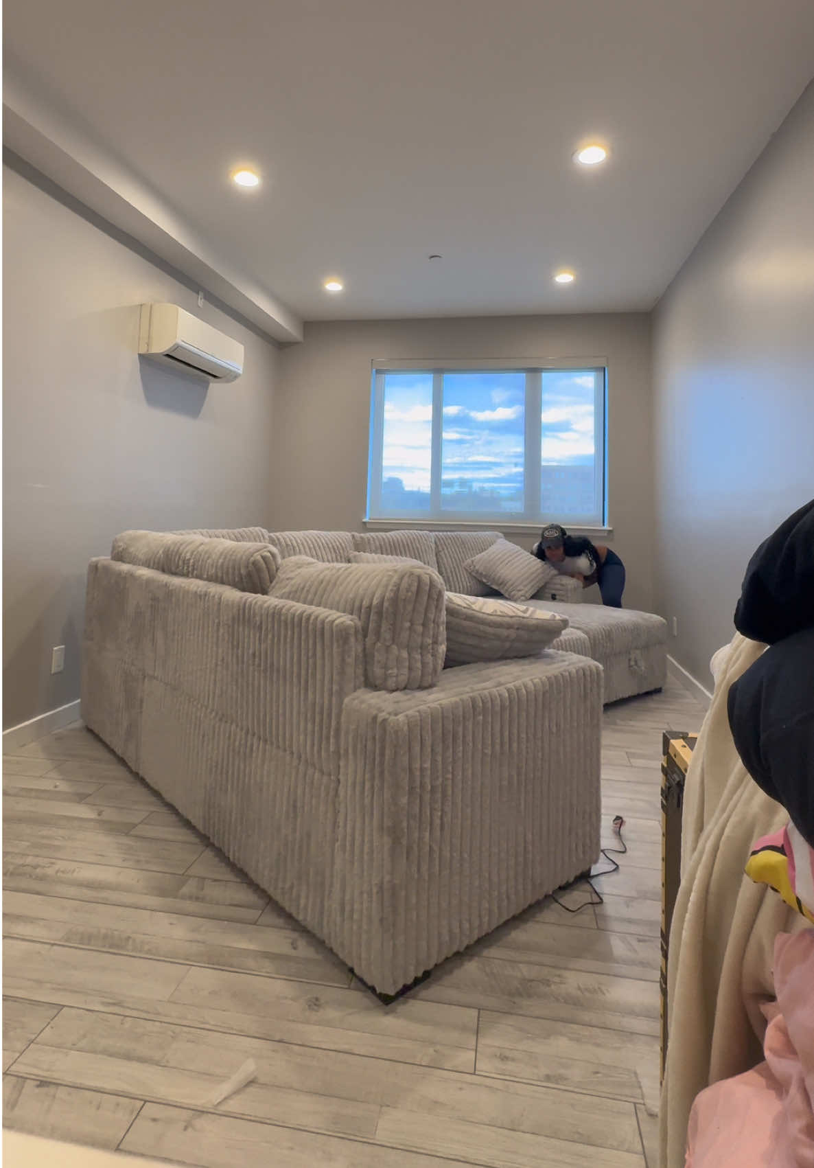 Do yall like the way I put it ?? Like do yall see the idea I was going for ? Lmaoo I actually like it this way tho thankfully. It gives more of its own space 🩷 #fyp #howykrayne #roomdecor 