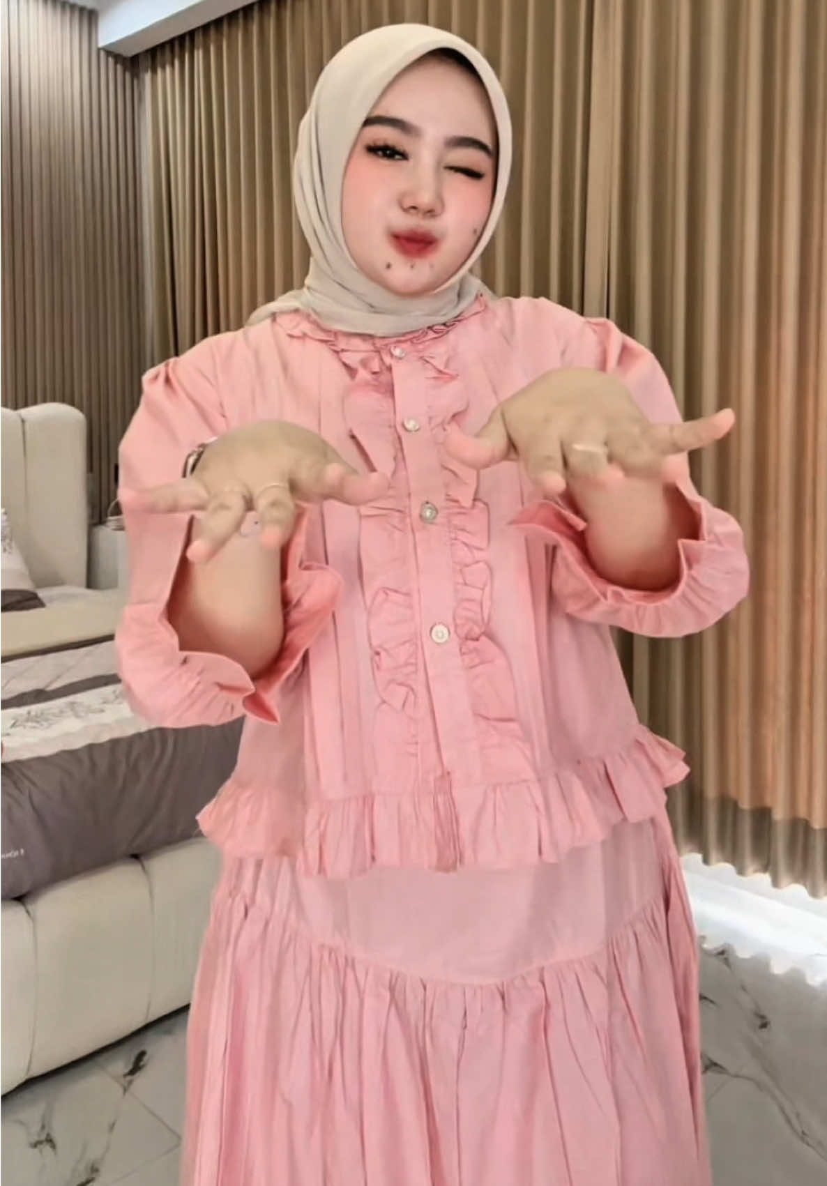 Warna sama modelnya nya gemes bgt💗 @Ayucitra Fashion #oneset #ayucitrafashion #masyaallahtabarakkallah 