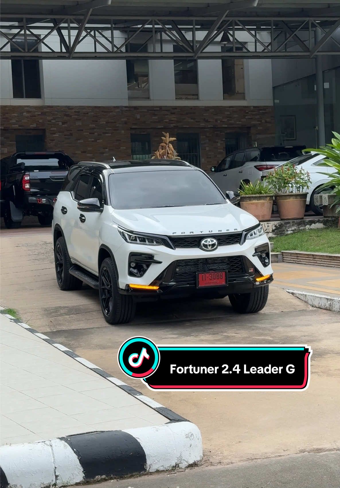 ฟอร์จูนเนอร์ รุ่น 2.4 Leader G+ 