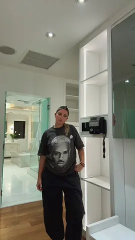 Another OOTD from set yesterday 🎬🎥❤️ #filmmaker #film #OOTD #creatorsearchinsights @chrisbrownofficial 