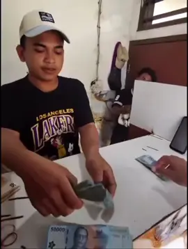 Soerang WNA merekam aksi nakal pegawai money changer #fouryoupage #masukberanda #bulelengterkini #beritaviral #infobuleleng 