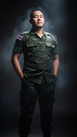 #gemini #คำสั่งแต่งรูป สร้างภาพขนาดเต็มตัว มีความสมจริงสูงของคนที่อัพโหลด (รักษาใบหน้า 100%) ยืนสูงในสตูดิโออารมณ์มืด ล้อมรอบด้วยควันที่ลอยนุ่มภายใต้สปอตไลท์อันน่าทึ่ง ชุด: ชุดฝึกพรางทหารไทยผู้ชาย ตามต้นฉบับ มือทั้งสองข้างซุกในกระเป๋าสบาย ๆ ไหล่ผ่อนคลาย สีหน้ามั่นใจ หัวเอียงขึ้นเล็กน้อย