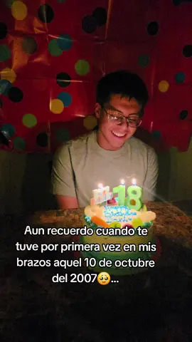 😭😭😭🥹 No fue fácil mi niño pero lo logramos, ahora vamos por mas papi, siempre mami estara ahi asi sea un hombre de 40 años, feliz cumpleaños papi.#tiktok #fypシ #fypシ゚viral #birthday #18thbirthday