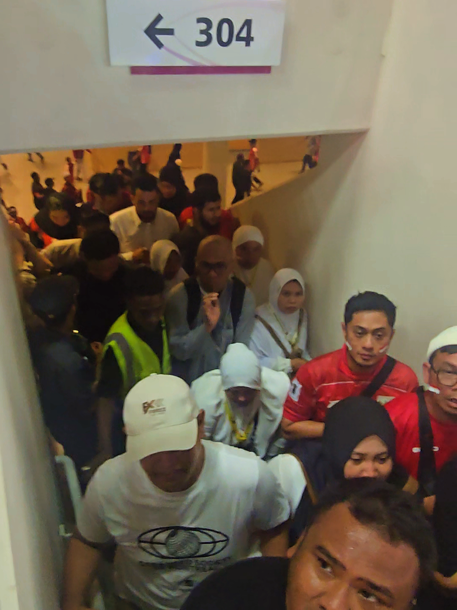 Gelombang ratusan supporter @Timnas Indonesia yg berhasil masuk ke dlm tribun 12 menit setelah pertandingan dimulai. Ribuan supporter berhasil menjebol pintu pagar besi di lini terluar stadion setelah berada di luar lebih dr 2 jam krn tidak diijinkan utk masuk dr pintu manapun tanpa alasan yg jelas padahal semuanya memegang tiket pertandingan #indonesiavsarabsaudi2025  #kualifikasipialadunia2026 #timnasindonesia 