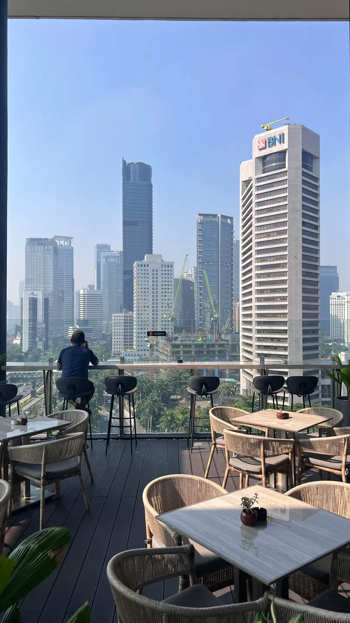 Sarapan Dulu , Bahagia Juga perlu tenaga 🍛☕️🏙️ #jakarta #citylights #cityview  #architecture #hotel 