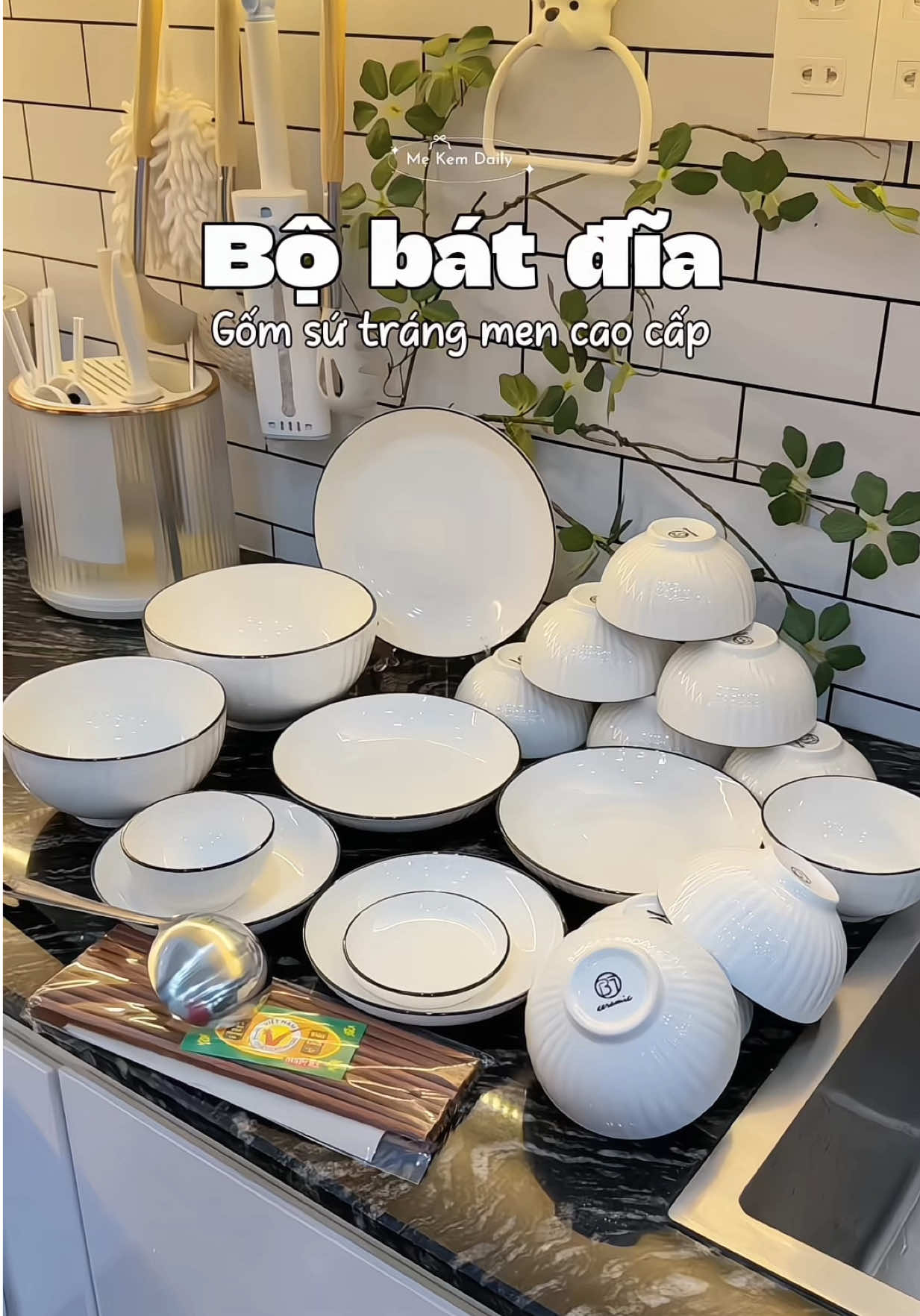 Bộ bát đĩa trắng viền đen đơn giản mà sang ✨🤩 #mekemdaily #batdia #batdiasu #batdiadep #giadung  