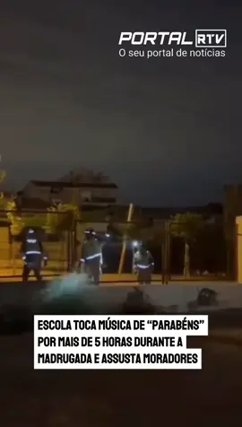 Moradores de Javali Viejo, na região de Múrcia, perderam o sono após o sistema de som de uma escola tocar a música “Feliz CA Aniversário”, do grupo Parchis, das 23h até 4h30 da manhã. Sem conseguir contato com funcionários, os bombeiros precisaram entrar no local para desligar o som. Vídeos nas redes mostram o momento da chegada da equipe e o clima inusitado provocado pela canção em plena madrugada. Reportagem: @juandavid_jornalista Para se manter informado, siga: @portalrtvoficial 📌 #PortalRTV