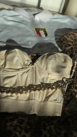 Get ready with me to go to the Breezy Bowl.  #jerseyoutfit #blackgirlswhothrift #breezybowl #fashiontiktok #StreetStyle 