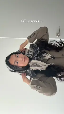Fall accessories are the best 🤍  Low maintenance way to wear a scarf this fall to look chic🧣 #fallfashion #fallaccessories #fallaesthetic #scarf #scarftutorial 