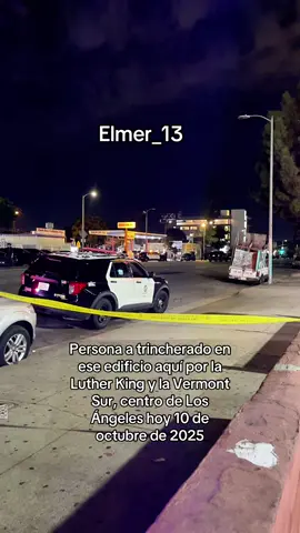 Persona a trincherado en este edificio aquí por la Luther King y la Vermont Sur, centro de Los Ángeles #police #losangeles #police 