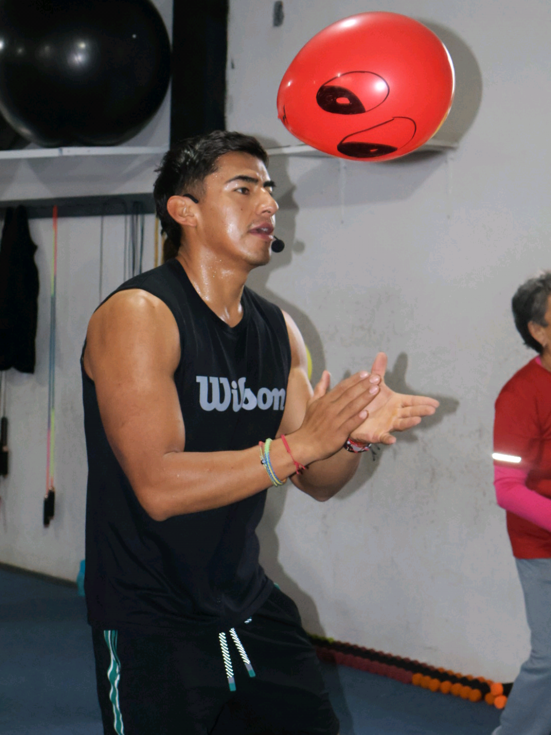 💃 Zumba Adulto Mayor – Grupo Amigas del Corazón 💖 Hoy bailamos al ritmo de “La Vida Loca” de Ricky Martin 🎶 ¡Una clase diferente, llena de energía, coordinación y mucha alegría! 🎈 Trabajamos memoria neuromuscular, concentración, foco visual y velocidad de reacción usando globos 🎯💪 Porque mover el cuerpo también es ejercitar la mente 🧠✨ Estas grandes personas nos demuestran cada día que la edad solo es un número 🙌💃 Comenta, comparte y dale ❤️ si te gustaría una clase así en tu grupo. #ZumbaAdultoMayor #AmigasDelCorazón #RickyMartin #LaVidaLoca #MovimientoEsVida   