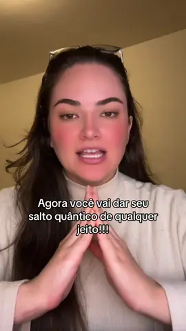 Tudo acontece agora: o passado, o presente e o futuro coexistem no mesmo instante. Pra viver a sua vida dos sonhos, você precisa refinar suas ideias e focar no que realmente deseja. Quando faz isso, o mundo responde. As oportunidades começam a aparecer, as sincronicidades se multiplicam e tudo flui com mais leveza e precisão. Foi nesse estado que eu criei o meu manual — no meio do limbo, quando nada fazia sentido. E foi ele que me fez dar o meu salto quântico, mudar minha mente e construir tudo o que tenho hoje. Sou eternamente grata a mim mesma por ter escrito isso. Agora, estou compartilhando esse manual — por tempo limitado — com quem sentir o chamado. Ele é uma joia rara pra mim, e eu realmente desejo que quem o receber se sinta abraçado e amado, assim como eu me senti quando minha vida começou a se transformar. 🤍✨ #manifestação #leidaatração #leidasuposicao #leidasuposição 