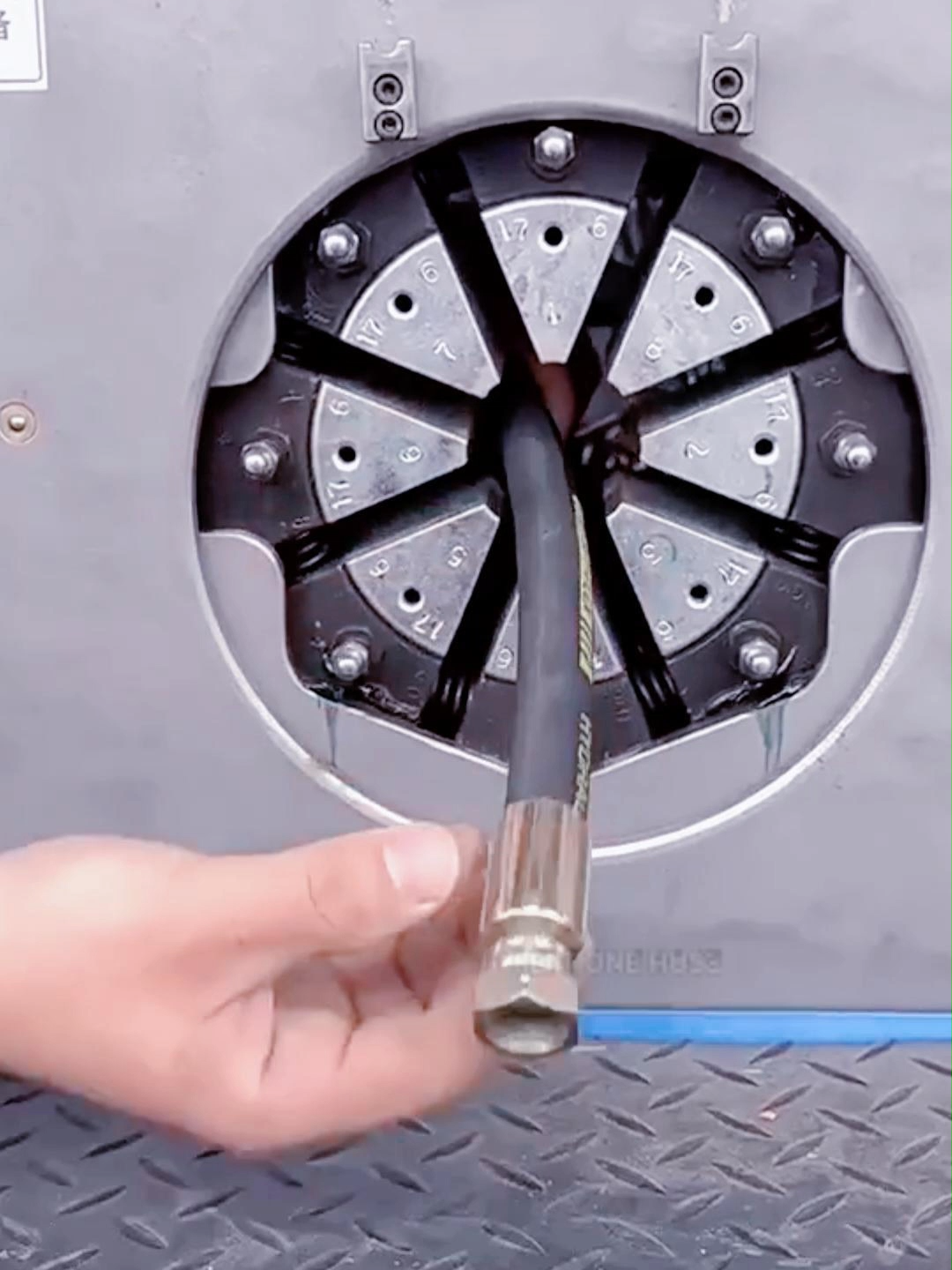 The hydraulic hose crimping machine is in action. #hosecrimpingmachine #hoseassembly #crimpingtool #hydraulichose #pressmachine #tiktok #shop