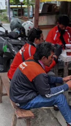 Karena berbeda kita bisa bersatu🙏🏼#ojoltiktok #ojoltegal #ojol 