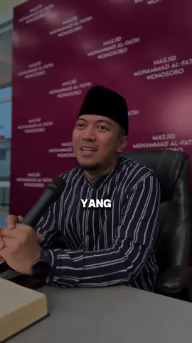 💎 TERUSLAH BERDOA, SAMPAI ALLAH MENGUNDANGMU 💎 Yaa Allah, kami tahu, setiap doa tak pernah sia-sia. Di saat lidah tak lagi mampu berkata, Engkau tetap mendengar getar di dada. 🤍 Maka kami terus memohon dengan penuh asa, agar suatu hari nanti — langkah ini Kau tuntun menuju Makkah dan Madinah yang mulia. 🕋 Izinkan kami menjadi tamu di rumah-Mu, bersujud di hadapan Ka’bah-Mu, menangis dalam haru, dan berbisik lembut penuh rindu: “Labbaik Allahumma Labbaik…”  🤍 @HAASTOUR | Haji Umroh & Badal 0812-500-100 #DoaHajiUmroh #LabbaikAllahummaLabbaik #UstadzIrfanRizkiHaas #Haastour #IstiqomahJannah