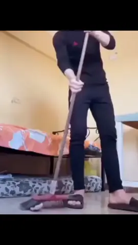 cuando mi mamá me pide que limpie la casa 🏠 yo automática mente 🤣