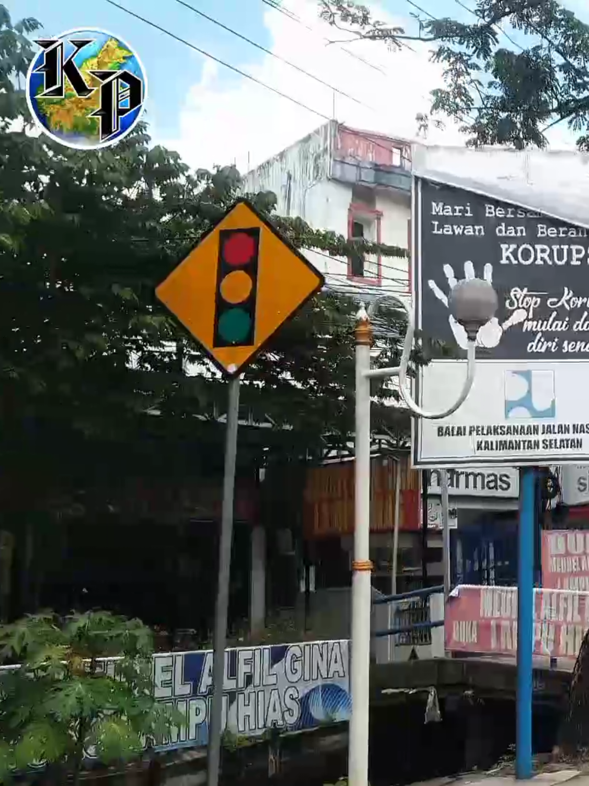 Banyak dari baliho tersebut berdiri melanggar peraturan daerah dan norma tata ruang kota. #KalimantanPost #baliho #Banjarmasin #beritaterkini 