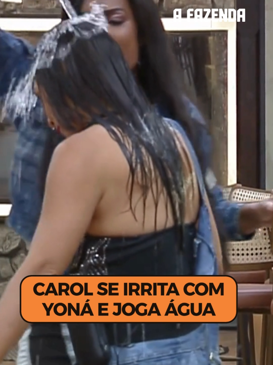 Depois de Martina e Yoná jogarem água em Yoná, foi a vez de Carol. Ela já tinha avisado que iria se estressar com a peoa se mexesse em algo dela 💦💦 Acesse RecordPlus.com para assistir à transmissão 24 horas de #AFazenda com seis sinais exclusivos 🔥