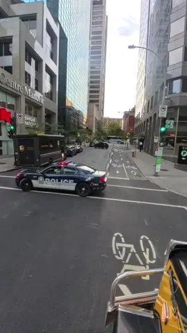 Tour bus bottomed out in downtown Montreal. Heavy towing Montreal. #Canada #Montreal #towing #burstalltowing #remorquage 