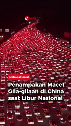 Wilayah Chuzou di China mengalami macet terparah selama  Libur Hari Nasional dan Festival Pertengahan Musim Gugur di China berlangsung selama delapan hari. Video: Tiktok/DhailyChina .  #macet #macetparah #china #macetchina #musimgugur   
