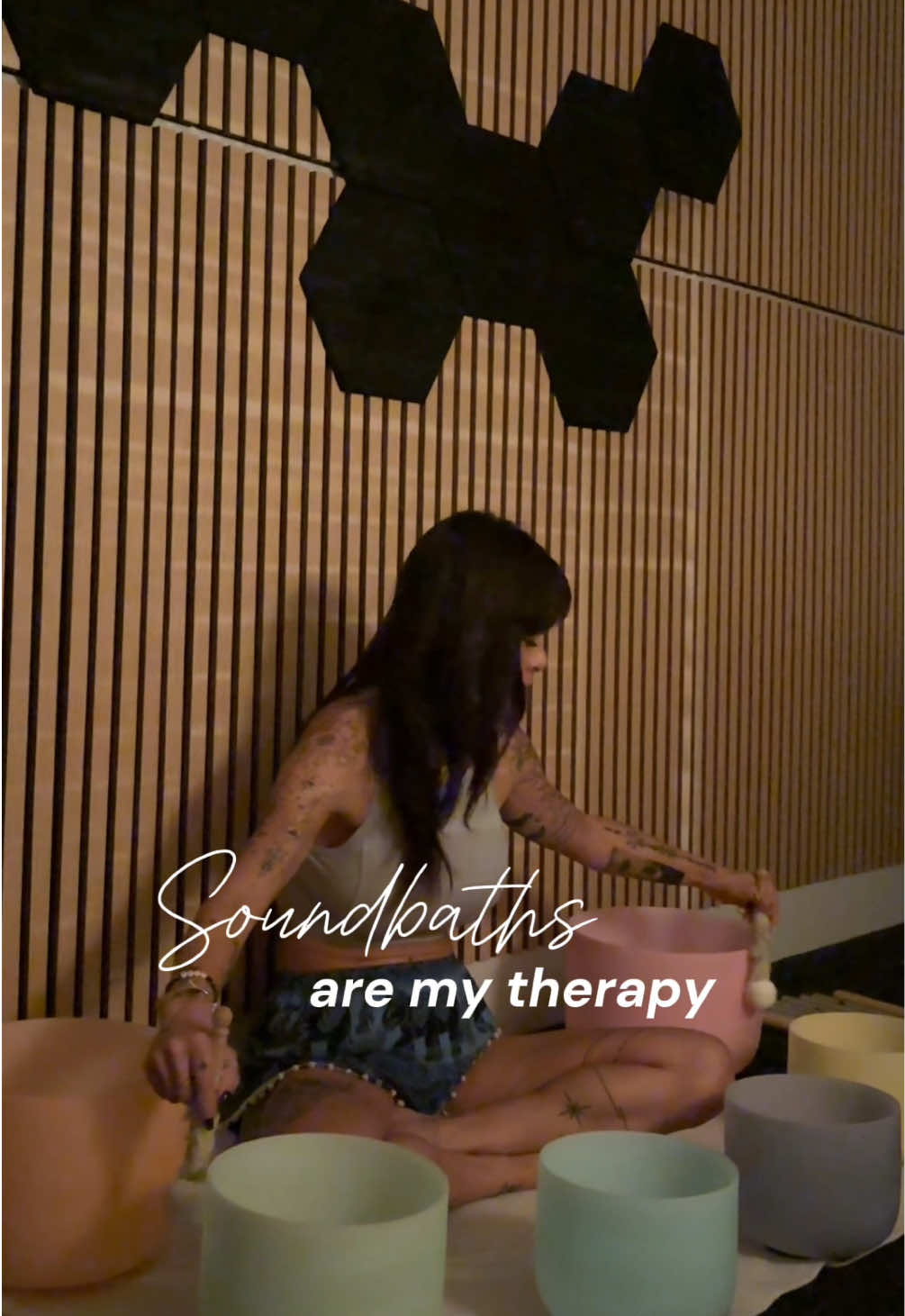 This is your sign to experience a sound bath! You won’t regret it.   It’s such an important part of my wellness routine. 🧘🏻‍♀️✨ #soundbath #wellnesstok #meditation #mytherapy #soundhealingtherapy  
