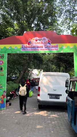 Kalau bocil ditanya apa aja yang ada  di bazaar budaya Betawi? Begini jawabannya 😅 #food #kuliner #jajanantiktok #bazaar #fyppppppppppppppppppppppp 