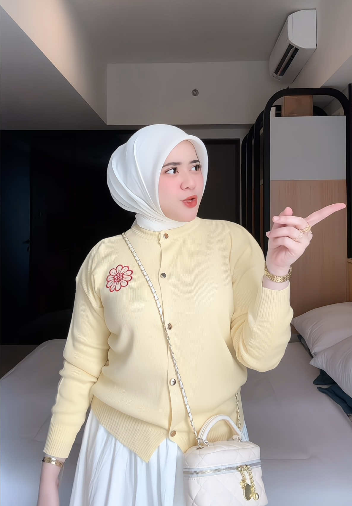 muncul di fyp lgsg gue co tanpa basa basii😝💛 #cardigan #cardiganrajut #cardiganoutfit #ootdfashion #ootdinspo 