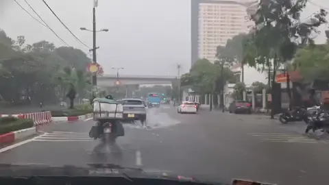 🌧️🛑Hà Nội lúc này: mới mưa một chút nhưng nhiều nơi đã ngập.    Đường Phùng Hưng (đoạn gần cầu Trắng, Hà Đông) hướng đi Thanh Bình hiện đã xuất hiện tình trạng ngập nước, khiến việc di chuyển gặp nhiều khó khăn. Mọi người lưu thông qua khu vực này nên chủ động giảm tốc độ, chọn lộ trình khác an toàn hơn nhé! Video: VOV #theanh28 #60giay #tiktoknews 
