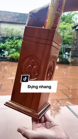 Chiếc hộp đựng nhang, ống đựng nhang bằng gỗ. #ongdungnhang #ongdungnhangbanggo #ongdungnhanghoatiethoasen 