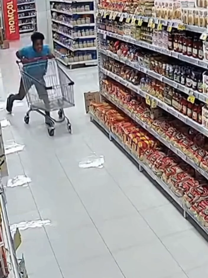 Jovem derruba plateleira no mercado!#ia