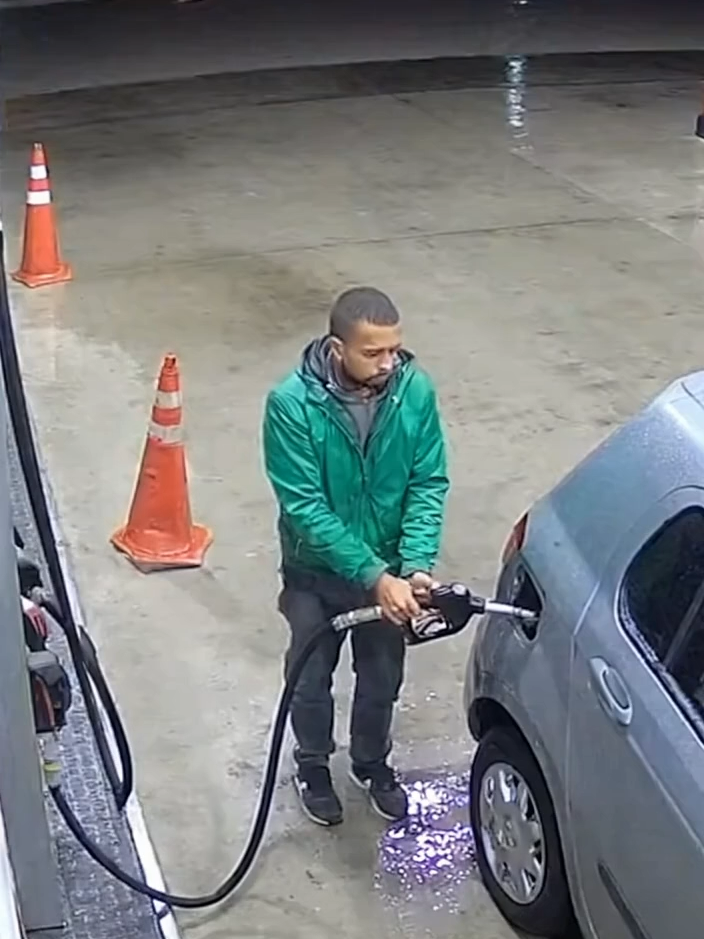 Noticia! homem de 27 anos quase papoca tudo no posto #ia #fy