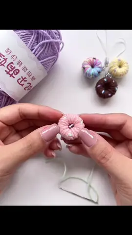 Dịch chart móc khóa bánh donut 🍩 mini, nguồn douyin #dino_handmade #moclen #handmade #crochet #suutam 
