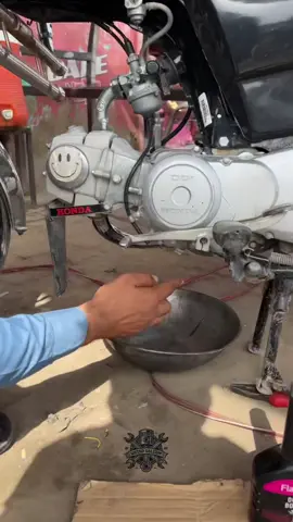 Engine oil change karne ka best tarika 💯✅#Ustad #saleem #tik_tok #tranding #viral_video 