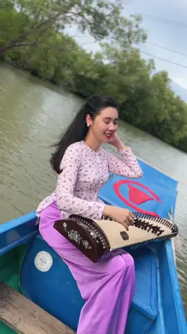 Nhiều anh chị bảo em GHÉP HÌNH 🤣 xin trả lời là cô Mai đi quay hình ảnh sông nước Năm Căn - Cà Mau chạy trên chiếc Võ lãi, tốc độ xuồng đi thế này đây nhé anh chị ơi.  Cà Mau đẹp lắm luôn 😍