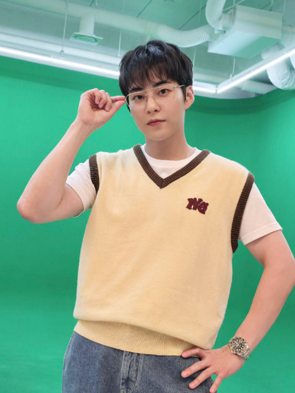 Xiumin, my little cleaning boy😚🤏🧴🧼 #xiumin #xiuminexo #kimminseok #exo #weareone @EXO @@XIUMIN_official 