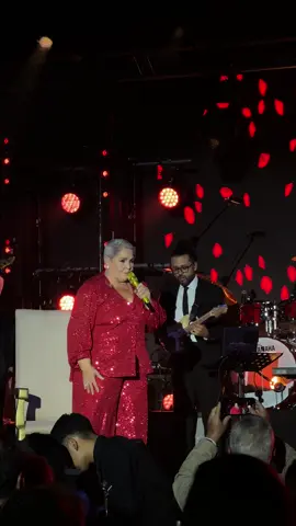 ¡Lupita D’Alessio en La Maraka… La voz más poderosa de América Latina ya está arriba del escenario! 🌹❤️ Una noche SOLD OUT ✨ #LupitaDAlessio #BOBO 