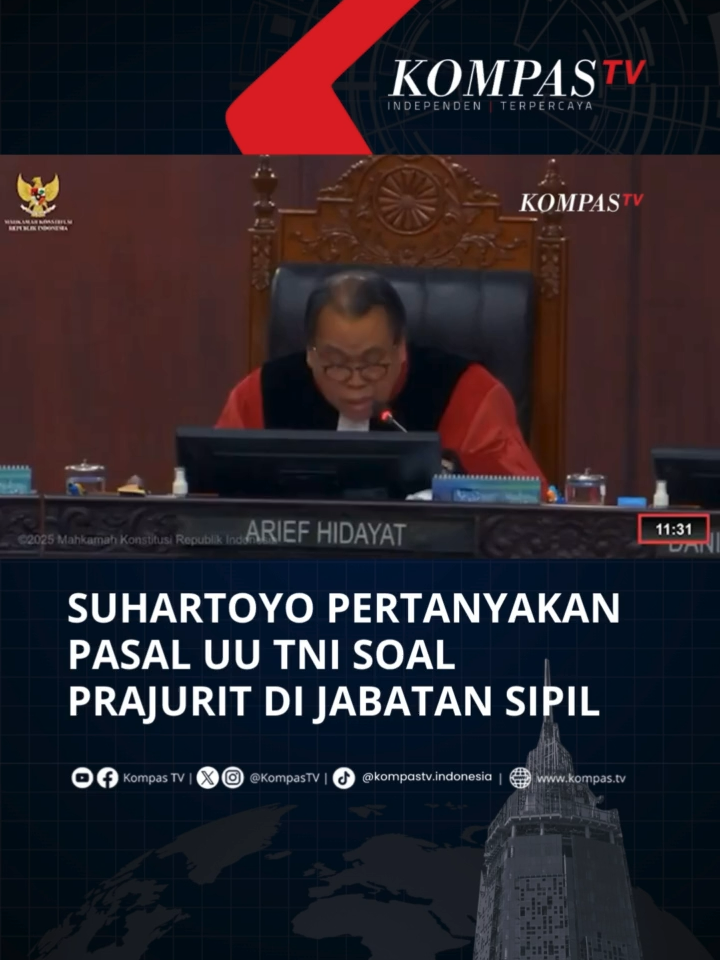 Ketua Mahkamah Konstitusi (MK), Suhartoyo, mempertanyakan alasan Panglima TNI masih ikut andil alias cawe-cawe untuk menentukan jabatan sipil yang diduduki oleh prajurit TNI. Hal ini disampaikannya dalam lanjutan persidangan dengan nomor perkara 68, 82, dan 92/PUU-XXII/2025, di mana salah satu pemohon mempersoalan Pasal 47 Ayat (2) UU TNI terkait jabatan sipil yang dapat diduduki setelah prajurit pensiun atau mengundurkan diri. Tuliskan komentarmu dan dapatkan berita terkini lainnya di www.kompas.tv serta youtube.com/kompastv #SOROTKompasTV #TikTokBerita