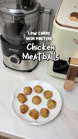 Low Carbs & High Protein Chicken Meatballs (Air Fryer) Bahan-bahan: 	•	200g dada ayam 	•	1 sudu besar kicap 	•	1 sudu besar bawang putih & halia cincang 	•	1 putih telur 	•	½ biji bawang besar 	•	1 sudu besar tepung jagung Cara-cara: 	1.	Masukkan bawang besar dan bawang putih ke dalam pengisar, kisar hingga halus. 	2.	Tambah dada ayam, kicap, putih telur dan tepung jagung. 	3.	Kisar semula hingga adunan sebati dan lembut. 	4.	Bentukkan jadi bebola kecil (sapukan sedikit minyak pada tangan supaya tak melekat). 	5.	Susun dalam bakul air fryer yang sudah digris. 	6.	Masak pada suhu 180°C selama 12–15 minit, goncang separuh masa, hingga bebola perang keemasan dan masak sepenuhnya. 👉 Rangup di luar, lembut dan berjus di dalam — sedap dimakan dengan sos pencicah atau nasi! 🍚✨ #RussellTaylors #Applianceforeveryhome#applianceforeveryhomernHomeAppliances #Recipe