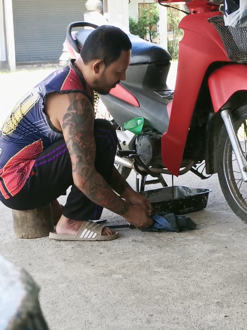 #เพลงฮิตtiktok #เพลงฮิต #ทํางาน #ช่างซ่อมมอเตอร์ไซค์ #ช่าง 