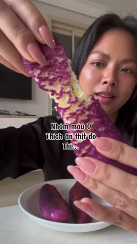 Người nhóm máu O có lượng acid dạ dày cao hơn trung bình, giúp tiêu hoá protein động vật hiệu quả. Vì vậy, thịt đỏ như bò, cừu, thịt nạc… là nguồn năng lượng lý tưởng, giúp duy trì cơ bắp, tăng trao đổi chất và giữ năng lượng ổn định. Tuy nhiên, cũng cần chọn thịt sạch, ít mỡ, tránh thịt chế biến sẵn như xúc xích, jambon… để không gây viêm hay tích mỡ. Nếu bạn là nhóm máu O, đừng ngại bổ sung thịt đỏ chất lượng vào khẩu phần kết hợp thêm rau xanh và vận động đều đặn, bạn sẽ thấy cơ thể khoẻ và “đúng chất thợ săn” hơn bao giờ hết!