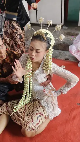 serem ga tuh kalo yg kesurupan nya pengantin cewe #fyppppppppppppppppppppppp #fyp #pengantin #kesurupan 