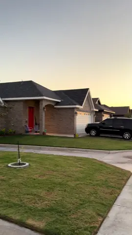 Chiều hoàng hôn trước ngõ ở Texas