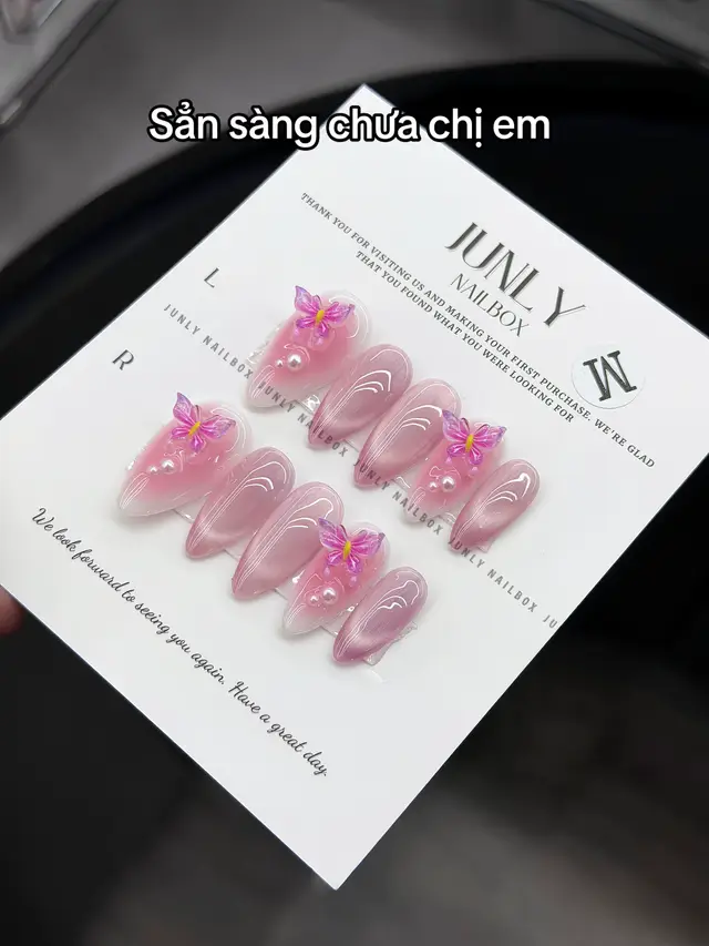Phải chịu 😁#nailgiangsinh #nailboxthietke #nailboxxinhbling #junlynailbox #tiemnailjunly 